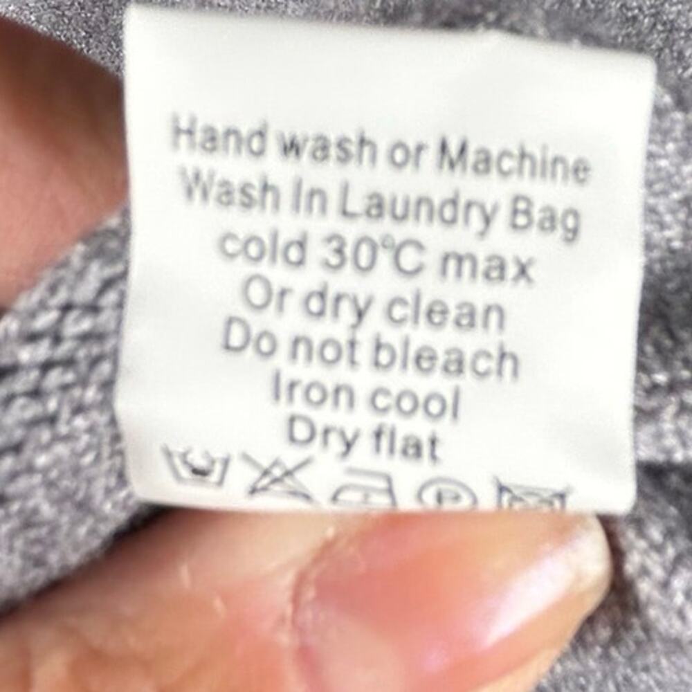 NWOT QUXING Grey Sweater with Red Heart; Size XL - Picture 7 of 8